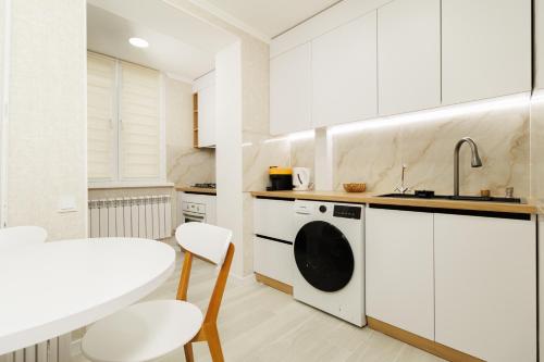 Η κουζίνα ή μικρή κουζίνα στο Cozy Stay in the Heart of City 1BR and Living Extendable sofa