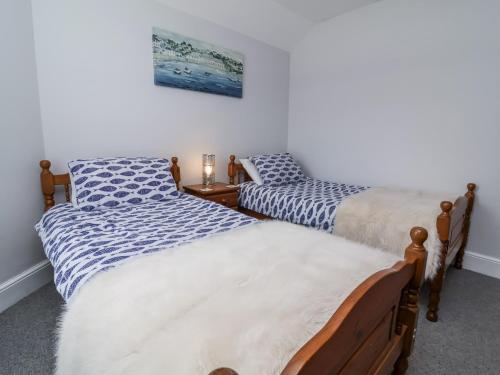 two beds sitting next to each other in a bedroom at Beach Hideaway in Bideford