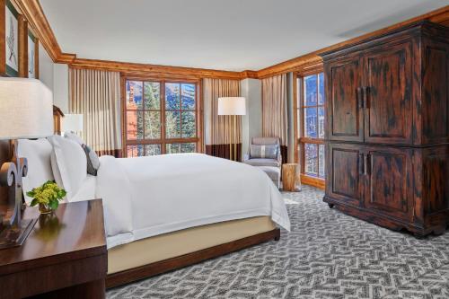 Postel nebo postele na pokoji v ubytování St. Regis Residence Club, Aspen