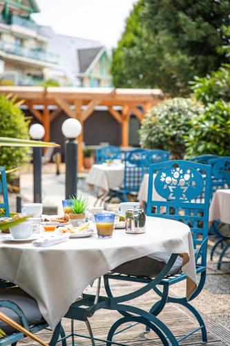 un tavolo con sopra piatti di cibo di Hotel de Charme Le Sud Bretagne a Pornichet