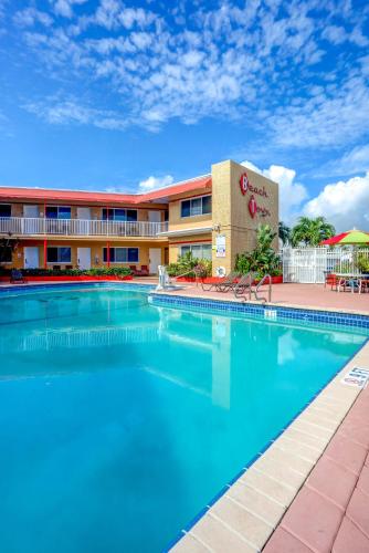 a swimming pool in front of a hotel at Beach and Town Motel in Hollywood