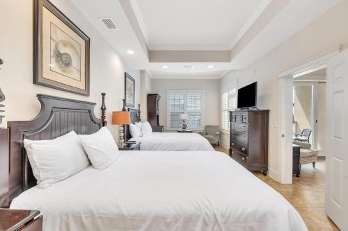 - une chambre avec 2 lits et une télévision dans l'établissement Sea Gate #206, à Demere Park