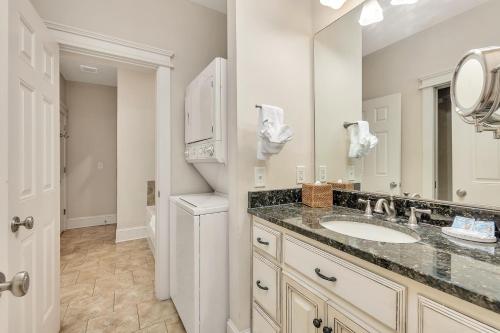 une salle de bain avec un lavabo et un miroir dans l'établissement Sea Gate #206, à Demere Park
