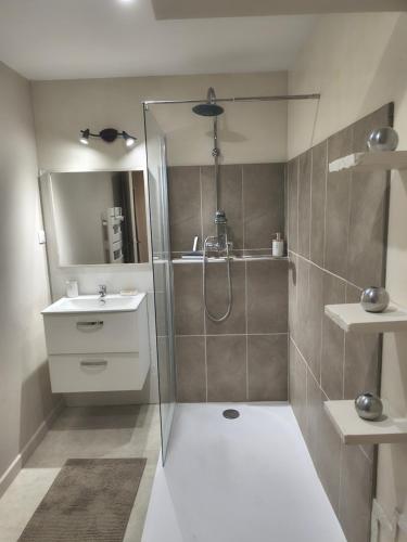 une salle de bain avec douche et lavabo dans l'établissement Be For You, à Montpellier