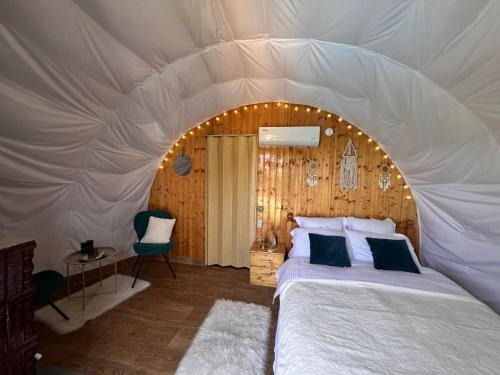 a bedroom with a bed in a tent at Sunrise Glamping Retreat in Galeşu