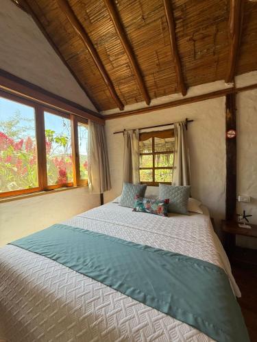 Una cama o camas en una habitación de Hostería Mandála