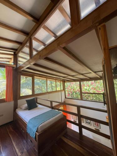 Una cama o camas en una habitación de Hostería Mandála