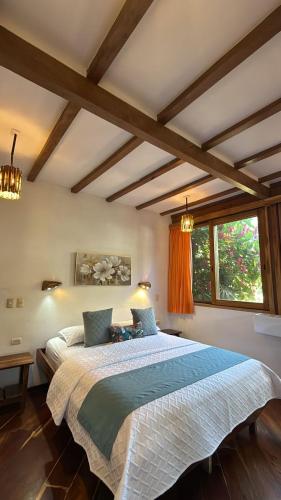 Una cama o camas en una habitación de Hostería Mandála