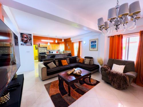 Posezení v ubytování Urban Escape - 2Br 2Bth Condo in Reduit Rodney Bay, Gros Islet