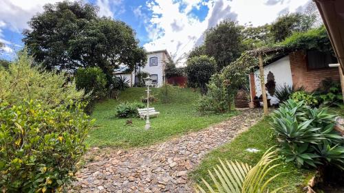 a yard with a house and a bench at Segredo da Serra Guest House in Tiradentes
