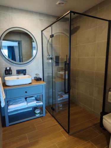 Un baño de Pinnacle Suites Hotel