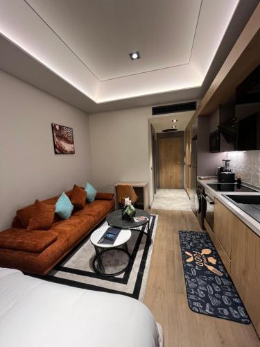 Η κουζίνα ή μικρή κουζίνα στο The Diamond In City Luxury Suites By ZENORA Living
