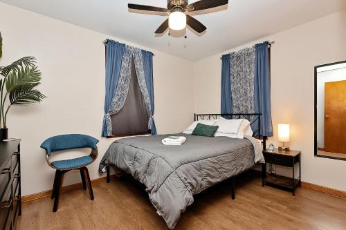 een slaapkamer met een bed en een plafondventilator bij Spacious 3bdr near 6Flags-Naval Base-Casino in Waukegan