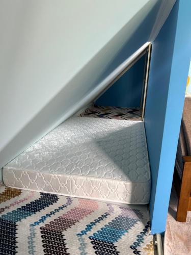 a mattress under a bed in a room at Green Villa Sea View in Gonio