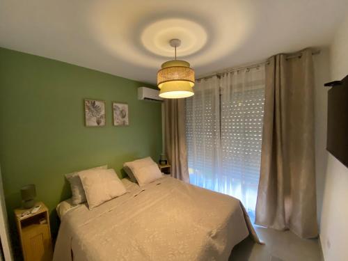 une chambre avec un lit et un plafond dans l'établissement Les Jades, au Cannet