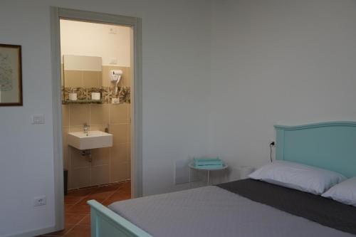 a bedroom with a bed and a sink at Agriturismo La Fornetta in Ferrara