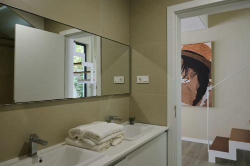 Cidade VelhaCORAL BAY - Kode Villa的浴室里有洗手池和镜子