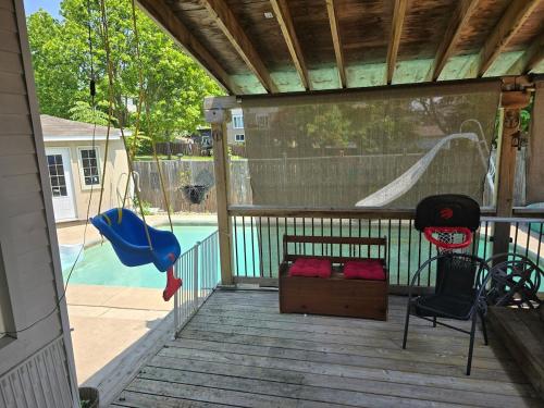 Balcon ou terrasse dans l'établissement Luxury home 4BR, Pool, & 5 Mins to 401