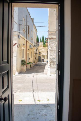 an open door with a view of an empty street at Il Leccio Verde in Lecce