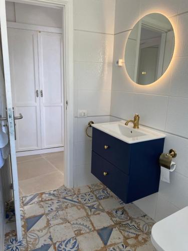 a bathroom with a blue sink and a mirror at Malibu Park Apartment Mar Azul in Adeje