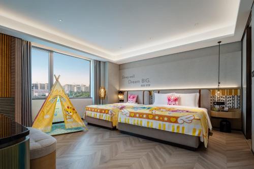 Postel nebo postele na pokoji v ubytování EVEN Hotel Yining