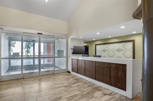 Η κουζίνα ή μικρή κουζίνα στο Best Western Porterville Inn