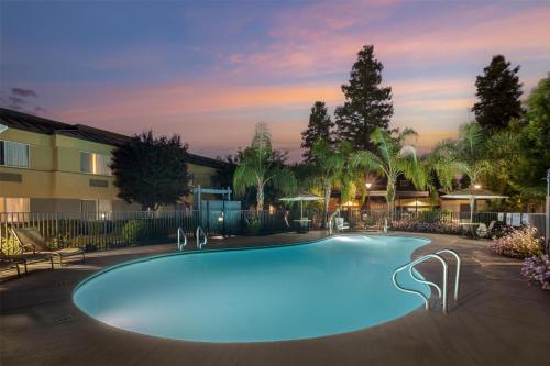 Πισίνα στο ή κοντά στο Best Western Porterville Inn