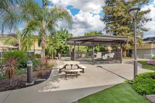 Κήπος έξω από το Best Western Porterville Inn