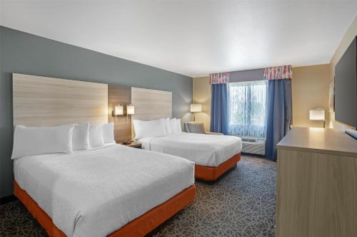 Ένα ή περισσότερα κρεβάτια σε δωμάτιο στο Best Western Porterville Inn