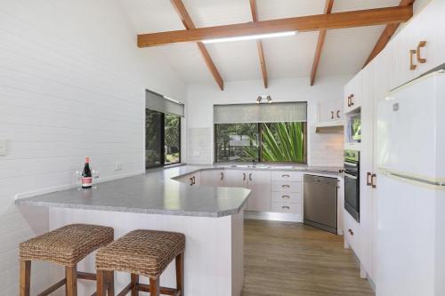 Una cocina o cocineta en Amity Treetops