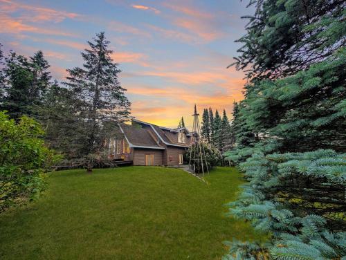 Κήπος έξω από το Harlequin Haven in Boulder Junction WI