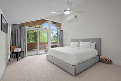 a bedroom with a bed and a ceiling fan at 1010 Rosehill Dr in Boulder