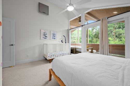 a bedroom with a large white bed and a window at 1010 Rosehill Dr in Boulder