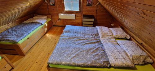 a room with two beds in a cabin at Arijela - hiška v Čatežu 6-1 - Oaza sprostitve v Termah Čatež in Brežice