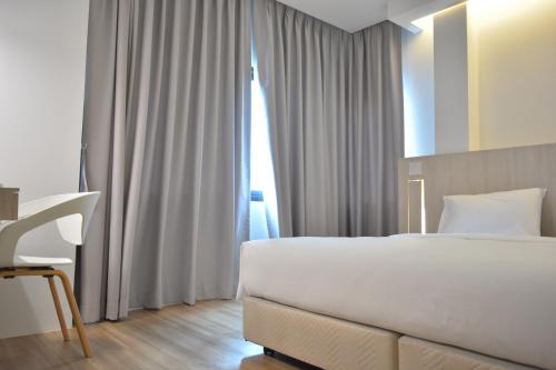 Ένα ή περισσότερα κρεβάτια σε δωμάτιο στο Rezt Bangkok