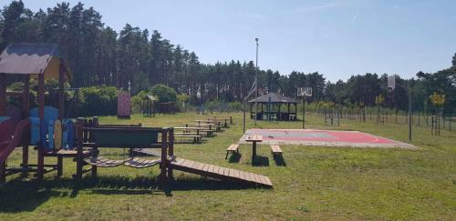 Herní místnost nebo prostor pro děti v ubytování Biały Domek dla 6 osób oraz Domek Sternika dla 4 osób - jezioro, las, wiejski klimat