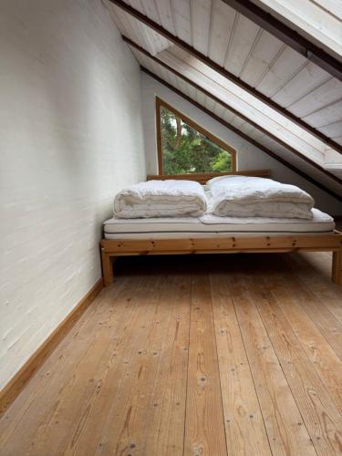 Cama o camas de una habitación en Bøtøstrand feriehus 88c