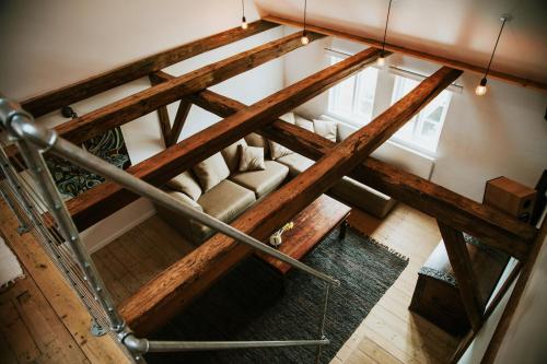 an overhead view of a living room with a couch at Andelen Guesthouse in Ærøskøbing