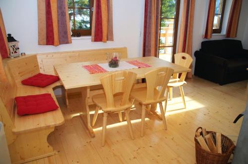 a wooden table and chairs in a living room at Hüttentraum Flattnitz in Flattnitz
