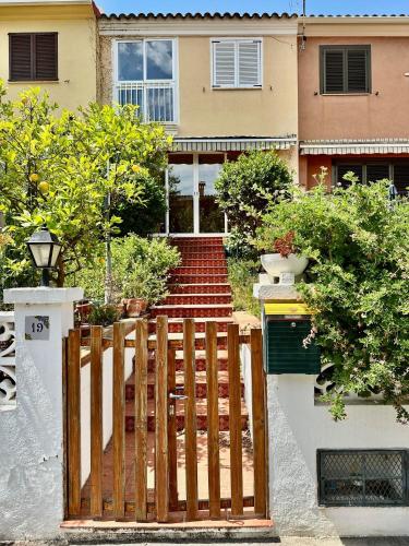 una recinzione di legno di fronte a una casa di Bungalow Benicasim REF 034 a Benicàssim