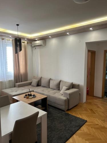 a living room with a couch and a table at Centar stan na dan Ub in Ub