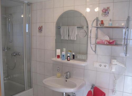Ένα μπάνιο στο Gästehaus Klara