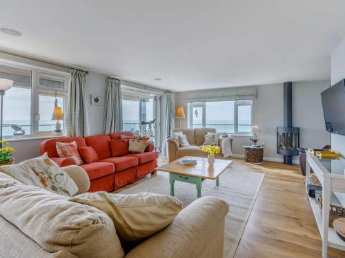 Χώρος καθιστικού στο 4 Bed in West Bay 86538