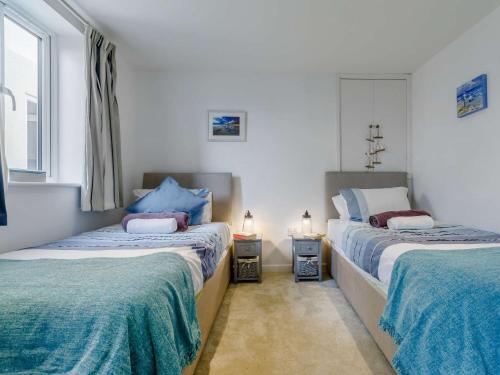 Ένα ή περισσότερα κρεβάτια σε δωμάτιο στο 4 Bed in West Bay 86538