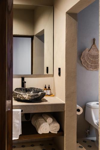 a bathroom with a sink and a toilet at Casa Mädi Hotel Boutique in Bernal
