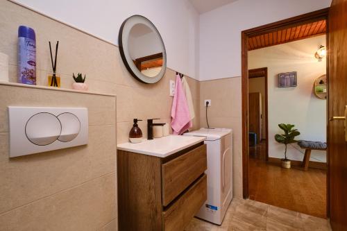 マリ・ロシニにあるRustic Holiday Home - Artatoreの洗面台と鏡のあるバスルーム