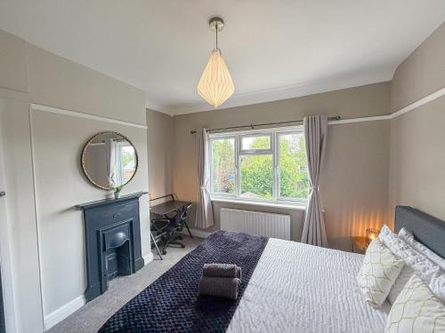 Postel nebo postele na pokoji v ubytování Comfy 3-bedroom House in New Malden with FREE Parking and Garden near Raynes Park, Kingston upon Thames, Wimbledon, Surbiton