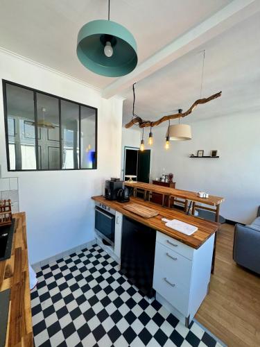 a living room with a desk and a couch at Le Studio du Coq - Proche du Zoo de Beauval et des châteaux in Selles-sur-Cher
