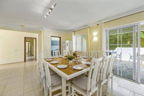 a kitchen and dining room with a table and chairs at Villa Canas by Villa Plus in Vale do Lobo