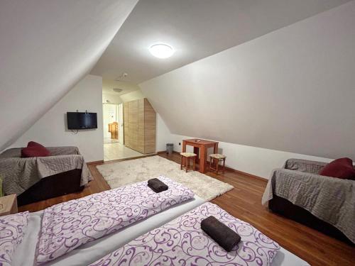 Ένα ή περισσότερα κρεβάτια σε δωμάτιο στο Solena Apartman Hajdúszoboszló